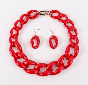 Collier en résine fait main, bijoux tendance, collier en résine au look attrayant, personnalisation possible - Product Image 1