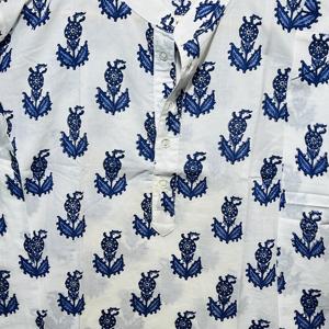 Kurta Elegante de Manga Larga en Azul Oscuro, 100% Algodón, para Hombre |   Kurta Tradicional Refinada con Estampado Floral Hecho a Mano - Product Image 4