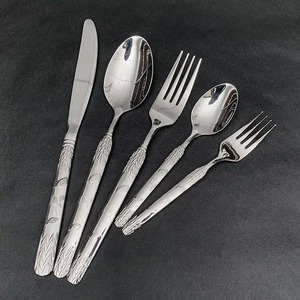 Juego de cubiertos clásico y único de acero inoxidable con asas fabulosas, ideal para usar en escuelas, oficinas y cafeterías. - Product Image 3