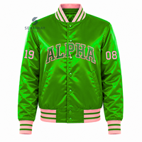 Alpha |   Kapa |   Blouson universitaire vert en satin pour femme Alpha avec boutons-pression, lettres grecques brodées, col et poignets en tricot rayé, vêtement d'extérieur