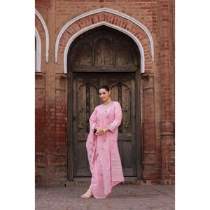 Conjunto de Kurta, Dupatta y Pantalón Tradicional Safa Más Vendido para Mujer, con Colores Vibrantes y Comodidad Durante Todo el Día, Disponible para la Venta - Product Image 4