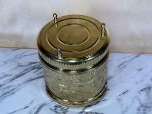 Seau en laiton de style marocain avec poignée à charnière, petits pieds et motif floral, parfait pour la décoration et comme accessoire pour lavabo. - Product Image 3