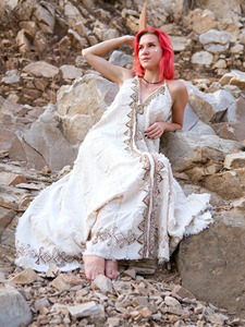 Vestido maxi bohemio de algodón crudo con bordado tribal, estilo halter sin espalda, para playa o boda, de algodón khadi premium transpirable. - Product Image 4
