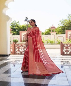 Sari de Seda Roja, Estilo Banarasi, con Borde Decorado, Largo hasta el Suelo, para Bodas Indias Tradicionales - Product Image 3