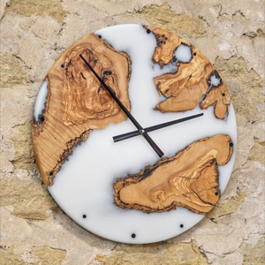 Horloge murale de luxe en bois massif à bord brut, faite à la main, avec quartz et résine époxy, pour la décoration moderne de la maison, du bureau et des mariages - Product Image 1