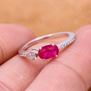 Bague en or blanc massif 18 carats avec rubis naturels ovales et diamants en grappe pavée, style East West, pour femme, bijoux fins, Memoria Jewels - Product Image 5