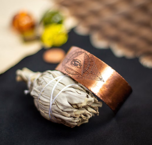 Bracelet ouvert ajustable en cuivre pur fait main, gravé du motif de l'Œil qui tout voit et de la géométrie sacrée - Product Image 1