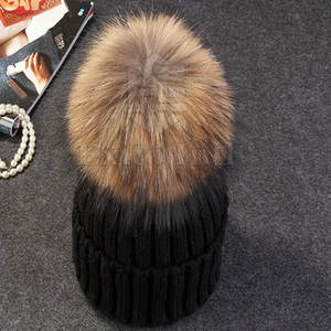 Bonnet d'hiver personnalisé pour femmes et filles avec motif et pompon en fausse fourrure - Product Image 4