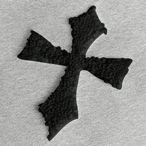 Camiseta de Manga Corta con Cuello Redondo y Estampado en Relieve, Detalle Gráfico de Cruz Negra Texturizada, Estilo Casual Urbano, Secado Rápido y Transpirable - Product Image 5