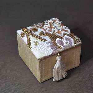 Boîte à bijoux rectangulaire moderne de luxe en textile éco-responsable faite à la main avec couvercle, doublure en velours rose et présentoir pour collier à perles blanches - Product Image 4