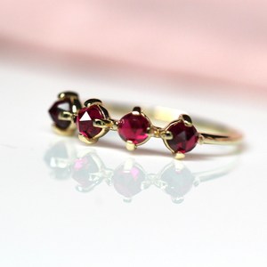 Bague en or massif 18 carats avec quatre pierres de grenat rouge taille ronde pour femme, cadeau de fiançailles ou de promesse pour partenaire - Product Image 1