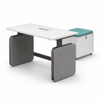 Bureau de travail moderne réglable en hauteur avec plateau blanc, panneaux latéraux arrondis gris, armoire de rangement et siège bleu sarcelle