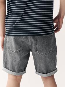 Pantalones cortos de mezclilla modernos para hombre, diseñados para brindar comodidad y durabilidad. El tejido ligero y elástico garantizan un ajuste relajado para usar durante todo el día. - Product Image 2