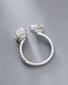 Elegante Anillo de Diamantes con Corte Pera y Esmeralda para Mujer en Oro Blanco, Clásico con Engaste de Garras, Joyería para Compromiso, Boda o Aniversario - Product Image 2