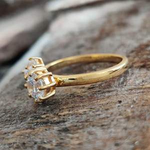 Anillo de Compromiso RITZIN con Moissanita de Corte Redondo, Anillo de Aniversario en Oro Amarillo de 14K para Mujer, Anillo de Promesa Nupcial - Product Image 1