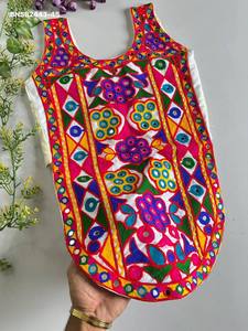Blusa de algodón mágico con bordado estilo Gamthi y detalles de conchas para festivales y fiestas, exportador de moda femenina. - Product Image 3