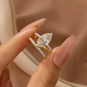 Anillo de Boda con Corte Marquesa de Diseño Premium con Banda Clásica de Plata 925 y Moissanita en Oro Blanco, Rosa y Amarillo - Product Image 4