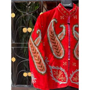 Veste bomber courte en velours écologique brodée à la main avec motif floral rouge, col mandarin, manches longues, hiver, femme - Product Image 2