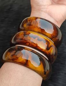 Brazalete de Resina Hecho a Mano, Diseño Artístico Redondo con Patrón de Caparazón de Tortuga, Joyería Coleccionable - Product Image 2