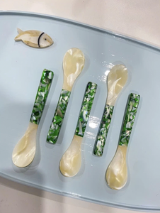 Cuillère à dessert florale moderne à long manche, plaquée or, en matériau organique, écologique, personnalisée, créative, pour la restauration occidentale - Product Image 1