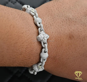 Exclusiva Pulsera Clover Link con Diamantes Moissanite, con Motivos Florales Brillantes y un Brillo Similar al de los Diamantes, un Accesorio de Lujo - Product Image 5