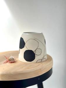 แจกันเซรามิกศิลปะนามธรรมร่วมสมัย รูปทรงมินิมอล ลายสีกรมท่าโดดเด่น พร้อมดีไซน์ผิวด้าน เหมาะสำหรับตกแต่งบ้านสไตล์โมเดิร์น - Product Image 3