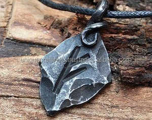 Colgante de hoja de hierro forjado a mano, collar hecho de herrero de la India artesanal único con abalorios de joyería de acero inoxidable de diamante y latón - Product Image 3