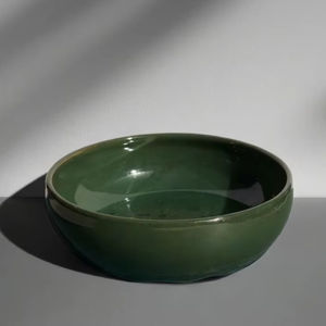 Elegante Tazón de Cerámica para Servir, Acabado Verde Bosque Brillante, Diseño Ancho y Poco Profundo, Apto para Alimentos, Duradero, para una Presentación Elegante en la Mesa - Product Image 1