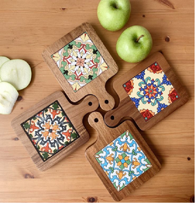 Bandeja de té de madera natural, azulejo de filigrana azul, tabla para servir tazas y aperitivos. Disponible a precios de mayorista. - Product Image 4