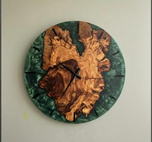 Reloj de pared de madera de olivo con epoxi verde de lujo, decoración moderna y rústica para el hogar a precio económico. - Product Image 5