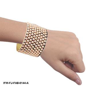 Elegante Brazalete Ancho con Cuentas en Oro Rosa, Brazalete de Malla con Diseño Audaz para Mujer - Product Image 4