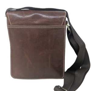 Bolso bandolera ligero hecho con material de alta resistencia para un transporte cómodo durante todo el día y almacenamiento seguro. - Product Image 1