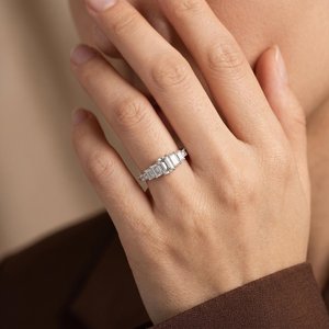 Anillo de Cinco Piedras de Moissanita con Corte Esmeralda de 1 Quilate, Brillante, Plata 925 Original, Ideal para Regalo Sorpresa de Boda para Pareja - Product Image 3