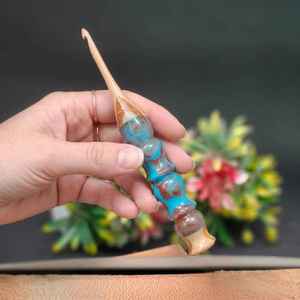 Crochet ergonomique en résine et bois de qualité supérieure avec poignée perlée, prise en main douce, outil artisanal fait main pour le tricot et les projets de bricolage - Product Image 2