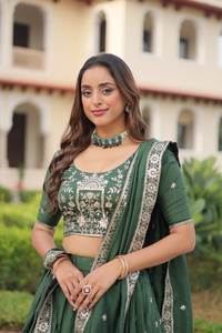 Lehenga Choli Dupatta de seda con bordado de diseñador indio, el más vendido, listo para usar, traje de fiesta y boda con vestido de seda. - Product Image 2