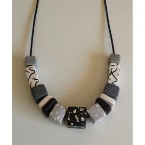 Collier en perles de résine et de bois fait main de style écologique, bijoux de mode durables pour les marques - Product Image 2