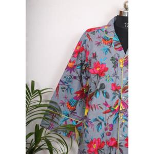 เดรสผู้หญิงผ้าฝ้ายพิมพ์ลายดอกไม้ ระบายอากาศได้ดี เป็นมิตรกับสิ่งแวดล้อม 100% แขน 3/4 คอวี ติดกระดุม พิมพ์ลายดิจิทัล ซักได้ ทรงเข้ารูป - Product Image 4