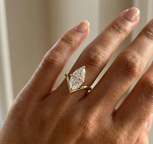 Bague de fiançailles solitaire en or massif 14K/18K avec diamant de laboratoire 2 carats taille marquise, alliance de mariage incurvée en V, cadeau d'anniversaire - Product Image 1
