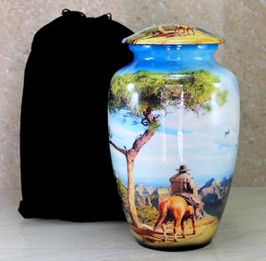 Grande urne funéraire décorative en métal avec surface polie, créant un hommage intemporel et élégant à leurs proches. - Product Image 2