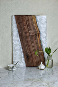 Planche à découper exclusive en bois d'acacia et résine de rivière, plateau de service en bois de luxe pour charcuterie et cuisine - Product Image 3