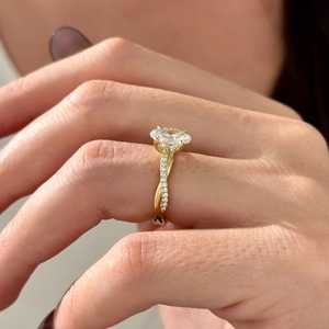 Anillo de Oro Amarillo con Diamante Ovalado de 1.5 Quilates E VVS2 Cultivado en Laboratorio, Diseño Trenzado, Certificado IGI - Product Image 5