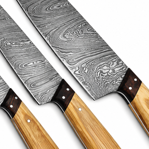Ensemble de 3 couteaux de cuisine à motif Damas, lames gris argenté, manches en bois brun clair, pour chef, découpe et préparation des aliments - Product Image 6