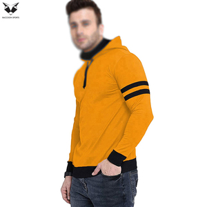 Sudadera con capucha de hombre, estilo moderno, hecha a mano, con tela suave de la mejor calidad, cómoda, en contraste de color negro y amarillo. - Product Image 2