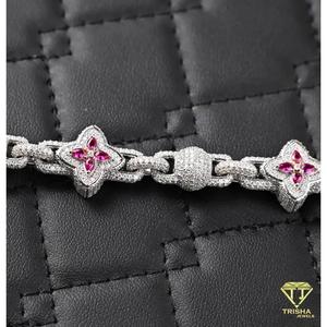 สร้อยข้อมือเงินแท้ 925 ดีไซน์ดอกไม้ประดับพลอยสีแดงและเพชรโมอิสซาไนต์ VVS สำหรับผู้หญิง เครื่องประดับเงินสุดหรู - Product Image 3