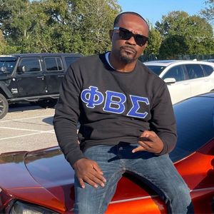 เสื้อคอกลมผ้าเชนิลล์สีดำ Phi Beta Sigma สำหรับผู้ชาย สวมใส่สบาย ผ้าคุณภาพพรีเมียม เสื้อผ้าสำหรับสมาคมพี่น้องชาวกรีก ชุดลำลอง - Product Image 1