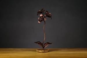 Sculpture simple en métal de fleur d'orchidée sur base en bois, idéale pour la décoration de la maison, l'affichage au bureau ou comme cadeau personnalisé, provenant d'Inde. - Product Image 6