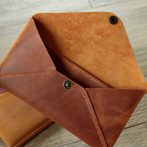 Organisateur d'enveloppes en cuir véritable de qualité supérieure, conçu pour les enveloppes de trésorerie, la gestion budgétaire, les reçus, les cartes et les voyages, en vente. - Product Image 1