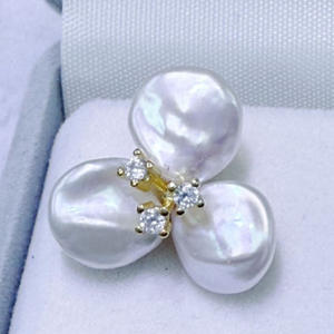 Boucles d'oreilles en perles d'eau douce naturelles de Zhuji, design français polyvalent en forme de pétale, pour la remplacement des cheveux ou une utilisation de niche - Product Image 3