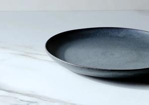 Assiette à dîner en céramique gris ardoise, finition mate lisse, design minimaliste et contemporain, qualité durable pour les tables à manger modernes - Product Image 2