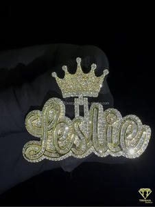 Collier de luxe « Leslie » avec pendentif couronne entièrement serti de diamants de laboratoire pour homme et femme - Product Image 2